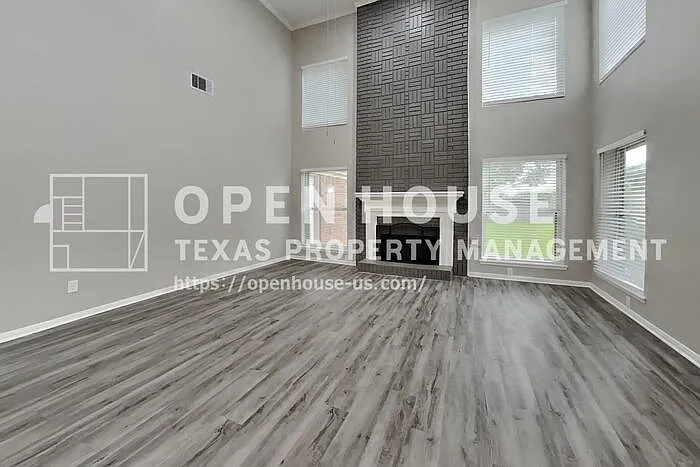 719 Fernglade Dr — Photo 3