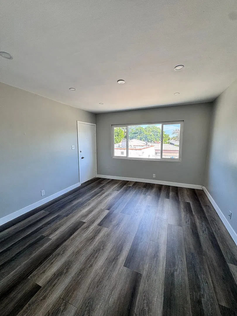 3048 Iowa ave — Photo 4