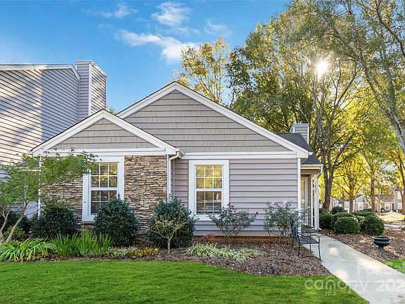 3rd image of 1835 Fairlawn Ct