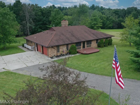 11290 Faussett Rd, Fenton, MI 48430