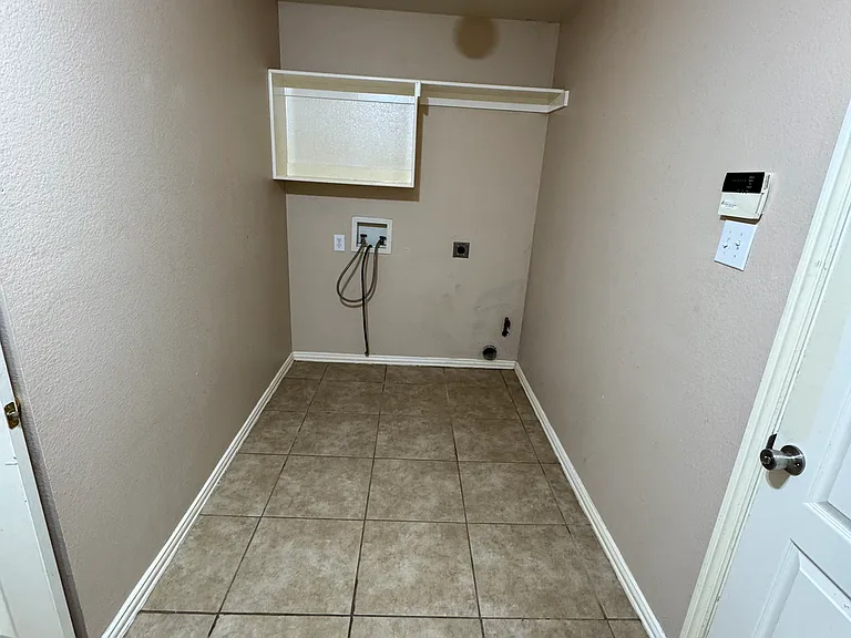 Big utility room with washer / dryer connections