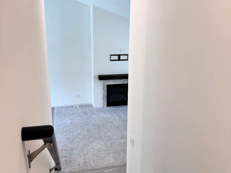 1114 Meadow Ln — Photo 6