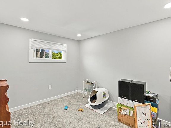 5th image of 1318 Wells St