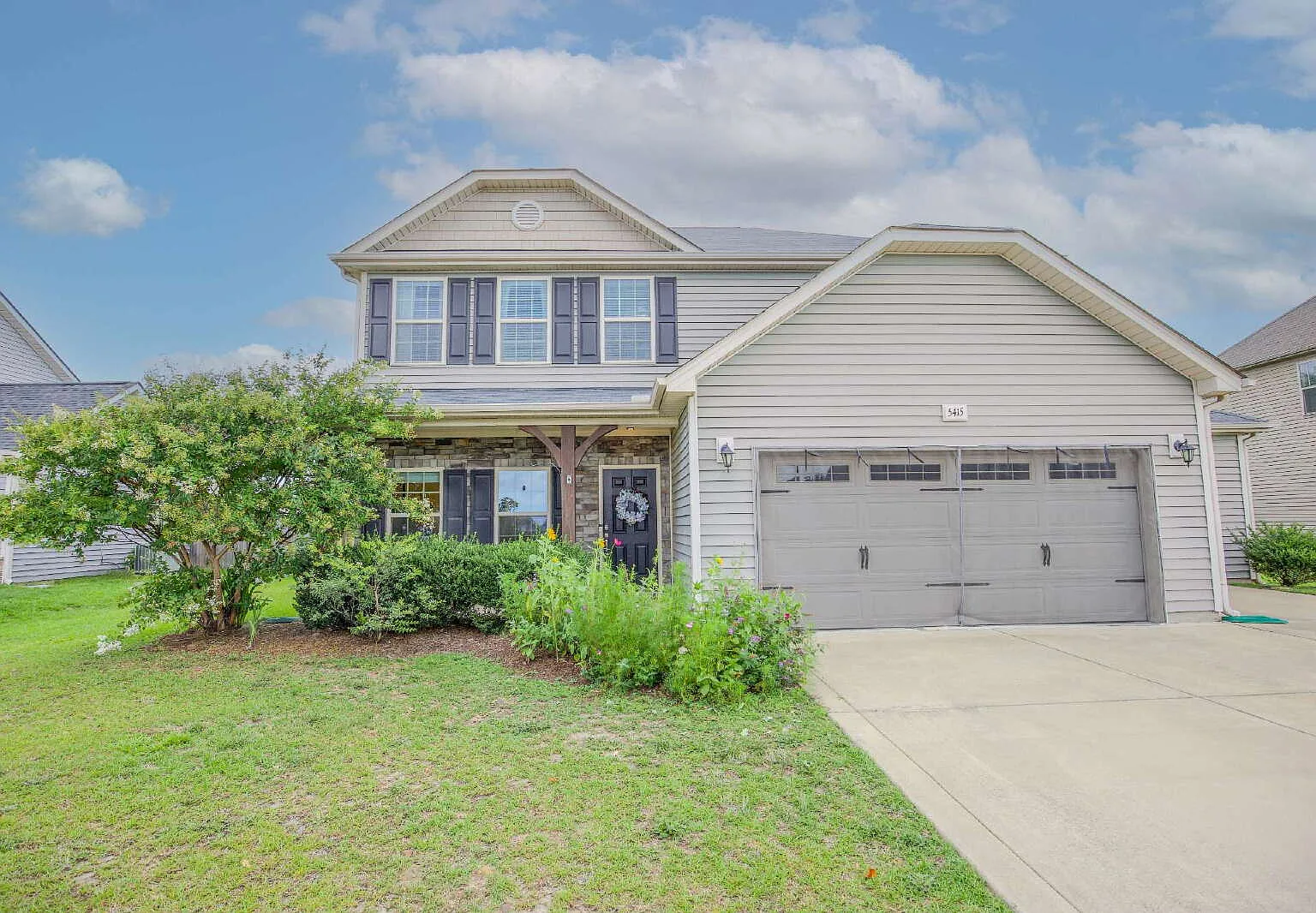 3 bed, 2.5 bath, 2023 sqft, $2,100 — Photo 1