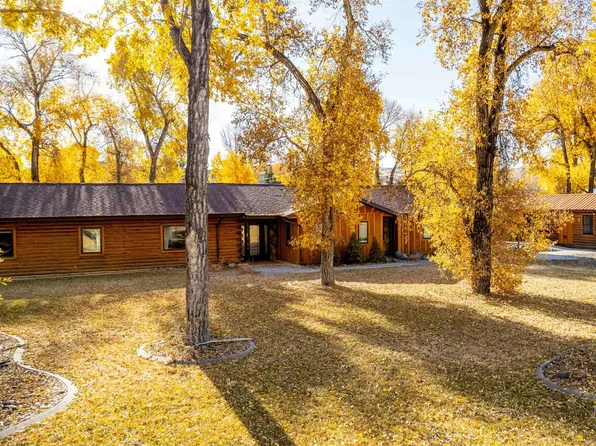 1010 River Grove Dr, Meeteetse, WY 82433