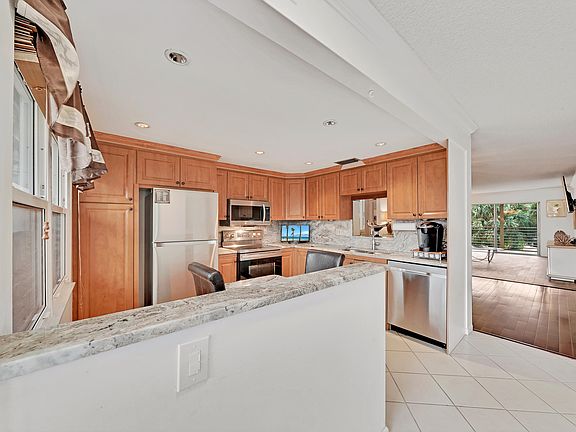 5th image of 2004 Granada Drive #J3