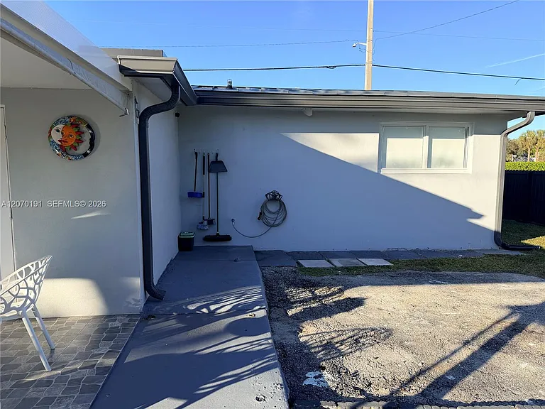 8100 Taft St — Photo 22