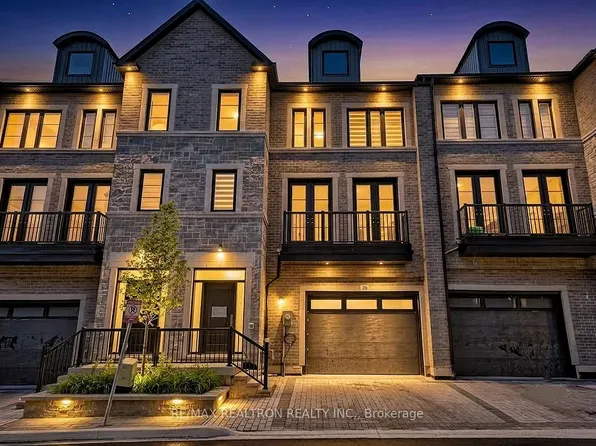 260 Eagle St #26, Newmarket, ON L3Y 1K1