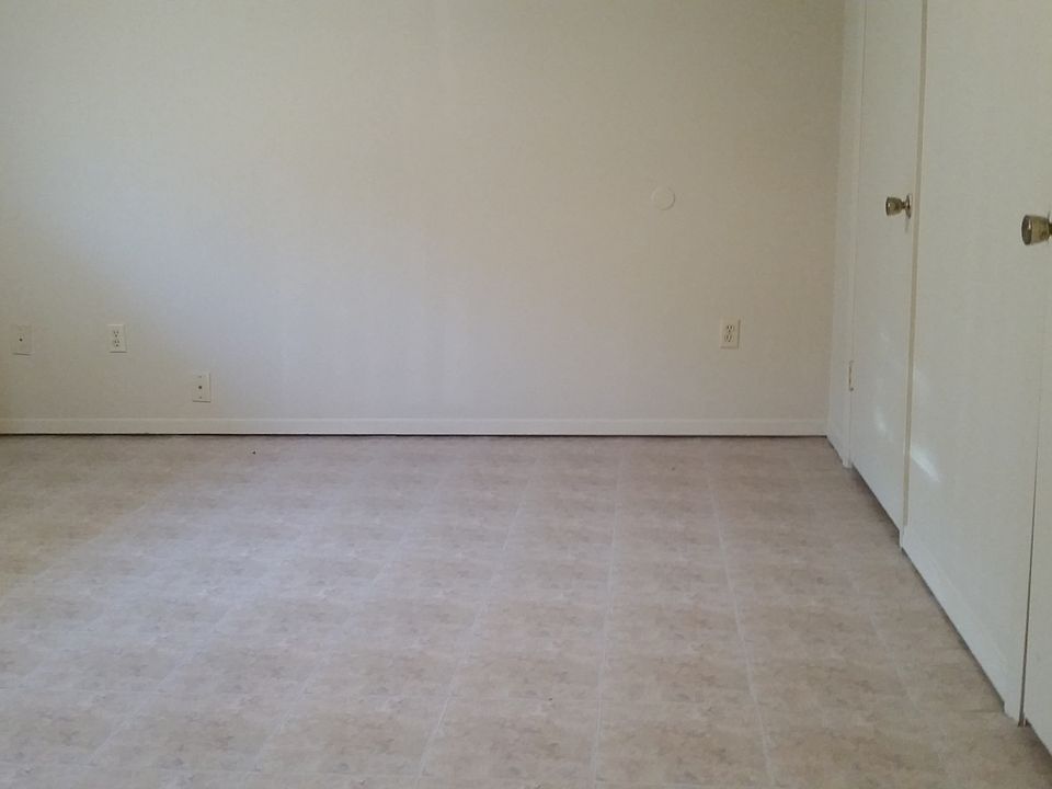 102A Parkview Bedroom 1_12212015