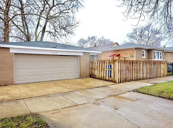 2.5 Car Garage and Driveway