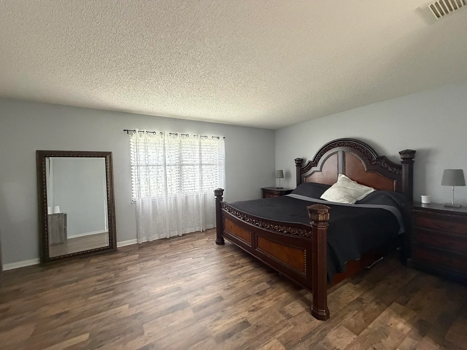 4 bed, 2.0 bath, 1860 sqft, $2,450 — Photo 2
