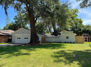 133 Spanish Moss Ln, Lake Jackson, TX 77566