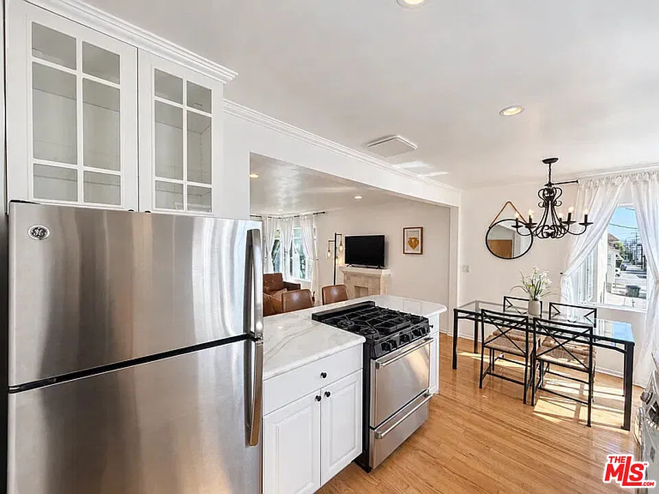1 bed, 1.0 bath, 700 sqft, $4,000 — Photo 2