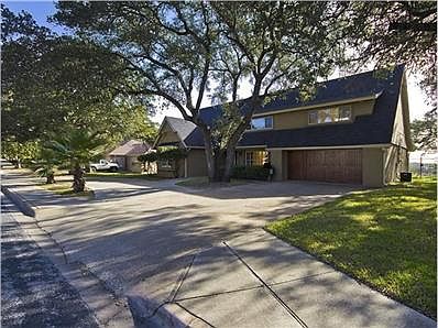 Beautifully updated home on 1/3rd acre with miles of Hill Countr