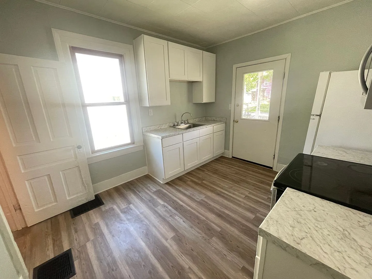 526 Dennis St — Photo 2