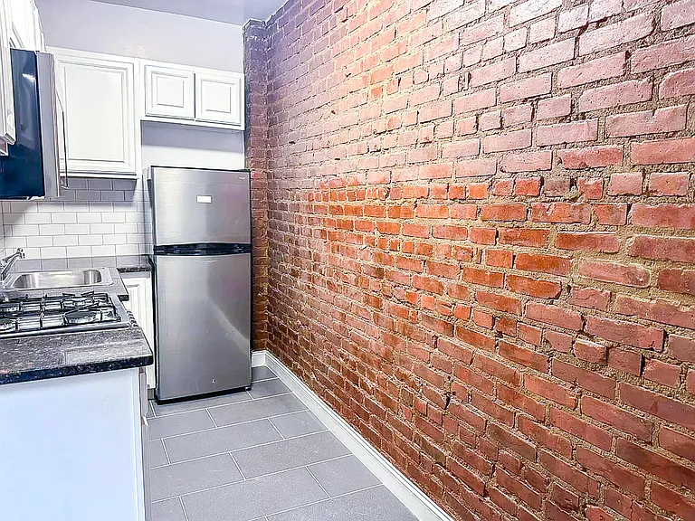 3111 Crescent St #B4 — Photo 6