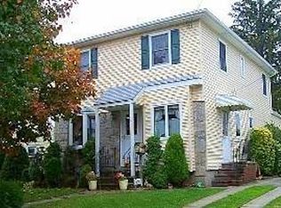 637 S 10th St, New Hyde Park, NY 11040
