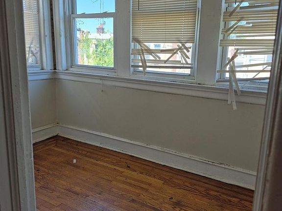 5th image of 5907 Chester Ave