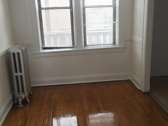 Empty dining room (kitchen to the left).
