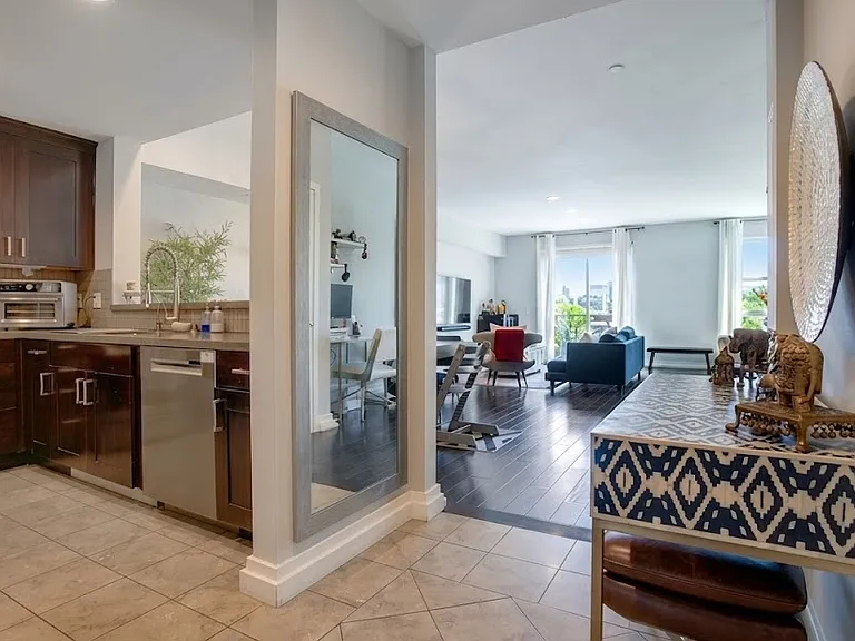 1430 S Beverly Glen Blvd #303 — Photo 3