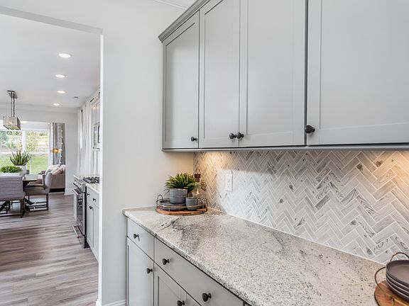 4th image of 401 Aintree Ave
