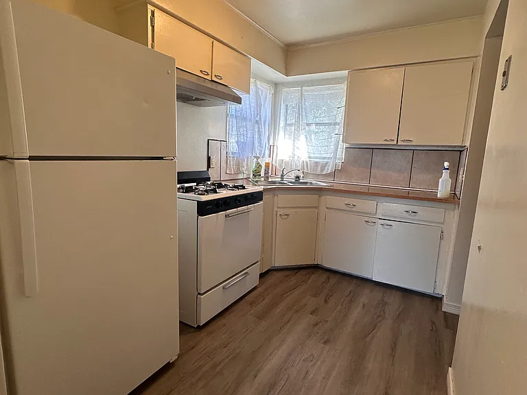 501 W Ross Ave — Photo 4