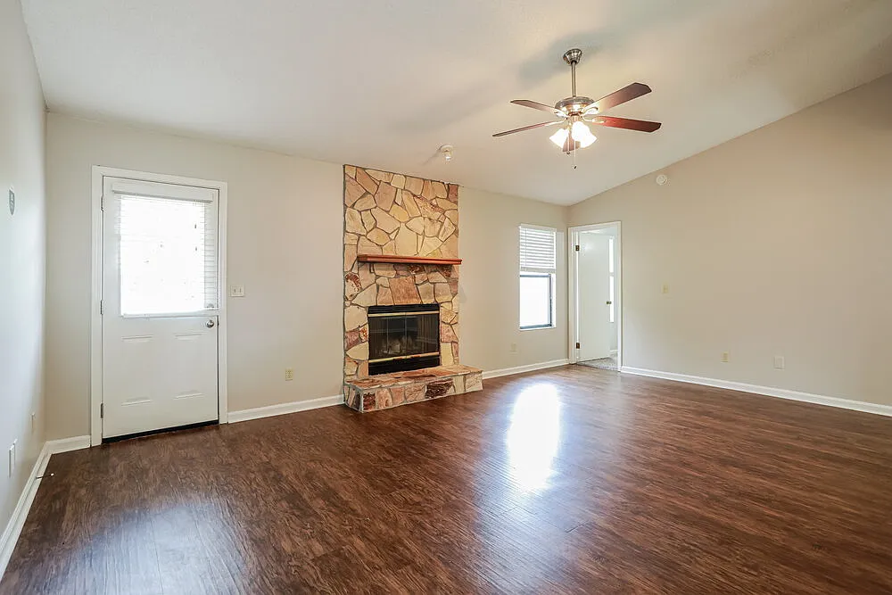 3 bed, 2.0 bath, 1309 sqft, $1,870 — Photo 4