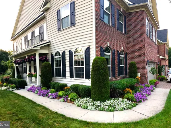 1453 Saint James Dr, Langhorne, PA 19047