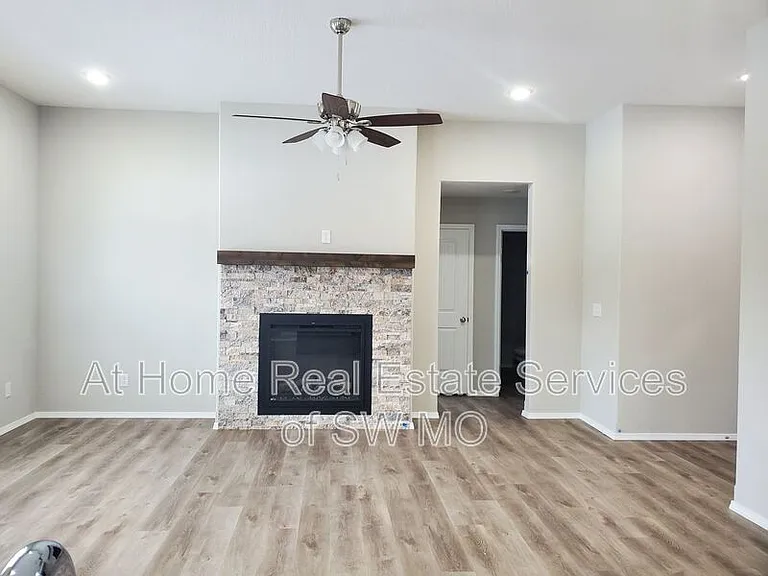 624 S Southgate Dr — Photo 2