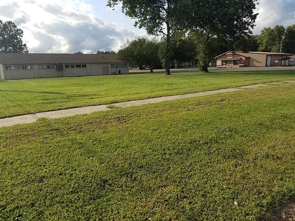 2nd image of 103 S Kansas Ave