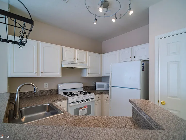 21785 Jarvis Sq — Photo 15
