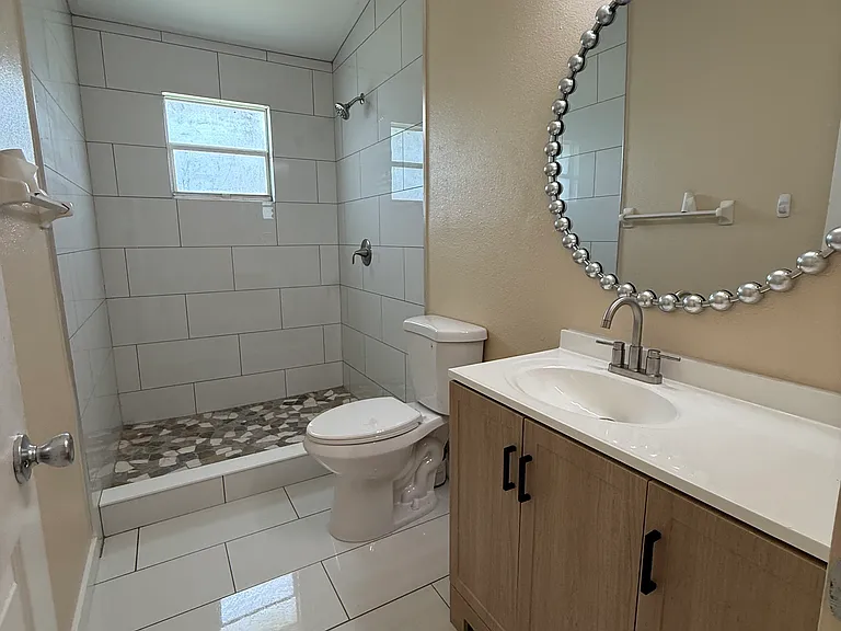 240 6th St NE — Photo 3