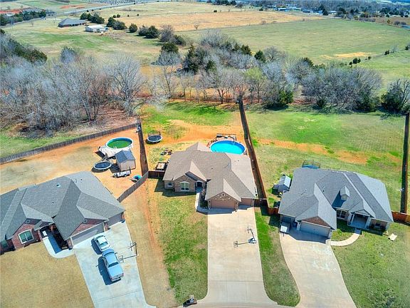 3rd image of 1525 E Savannah Cir