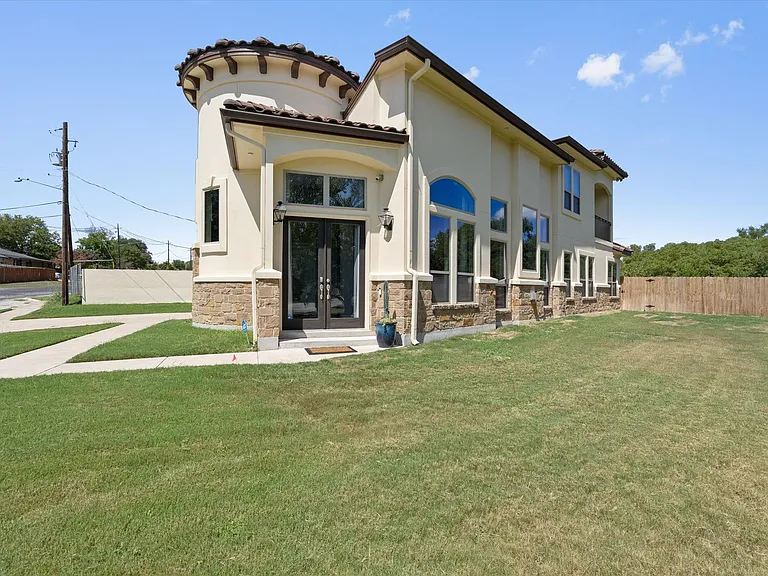 1614 Cedar Bend Dr — Photo 1