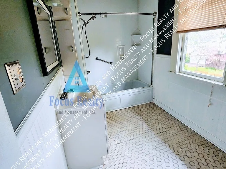 460 Hudson Ave — Photo 12