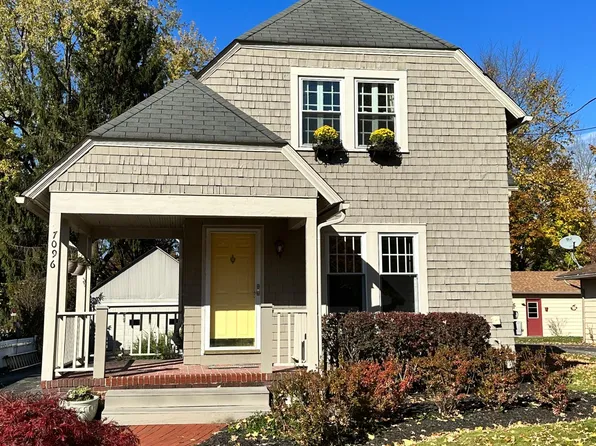 7096 Oak St, Chagrin Falls, OH 44022