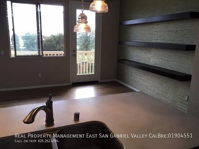 Modern townhouse with high-end features — Photo 4