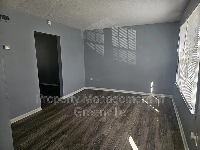 2 bed, 1.0 bath, 1040 sqft, $995 — Photo 2