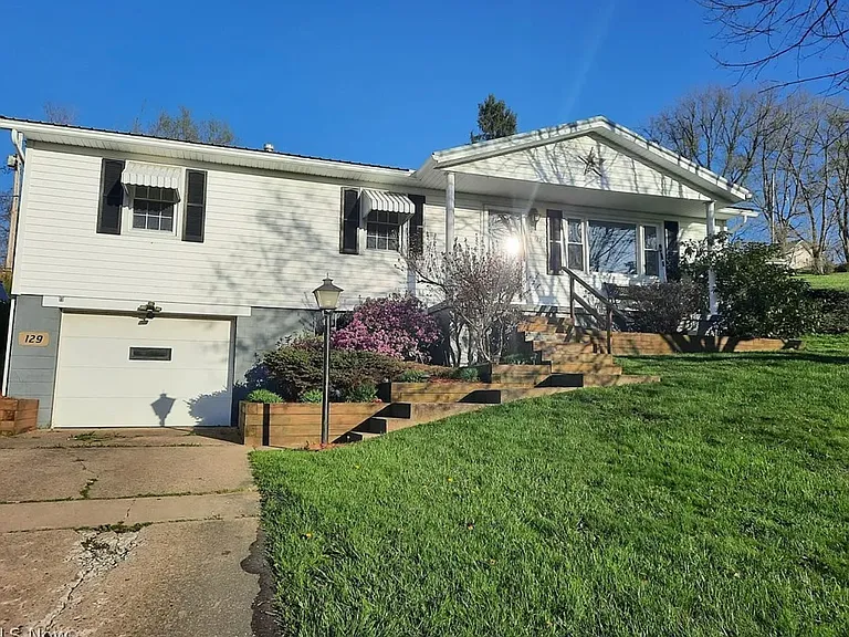 129 Westview Dr — Photo 1