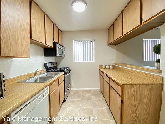 3rd image of 5637 Hazeltine Ave #121