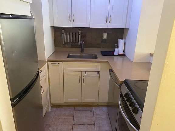 5th image of 23 E 10th St APT 522
