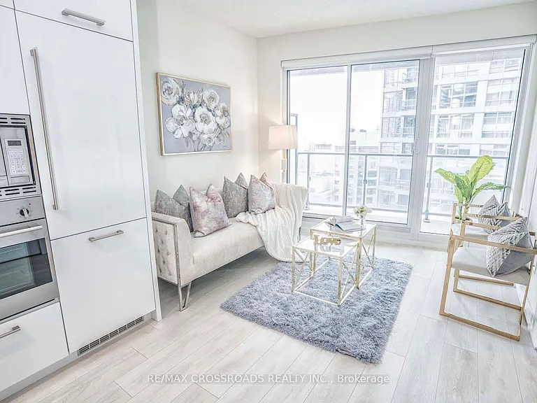 2221 Yonge St #1404 — Photo 10