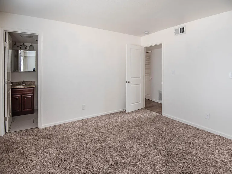 Lakemont Apartments — Photo 41