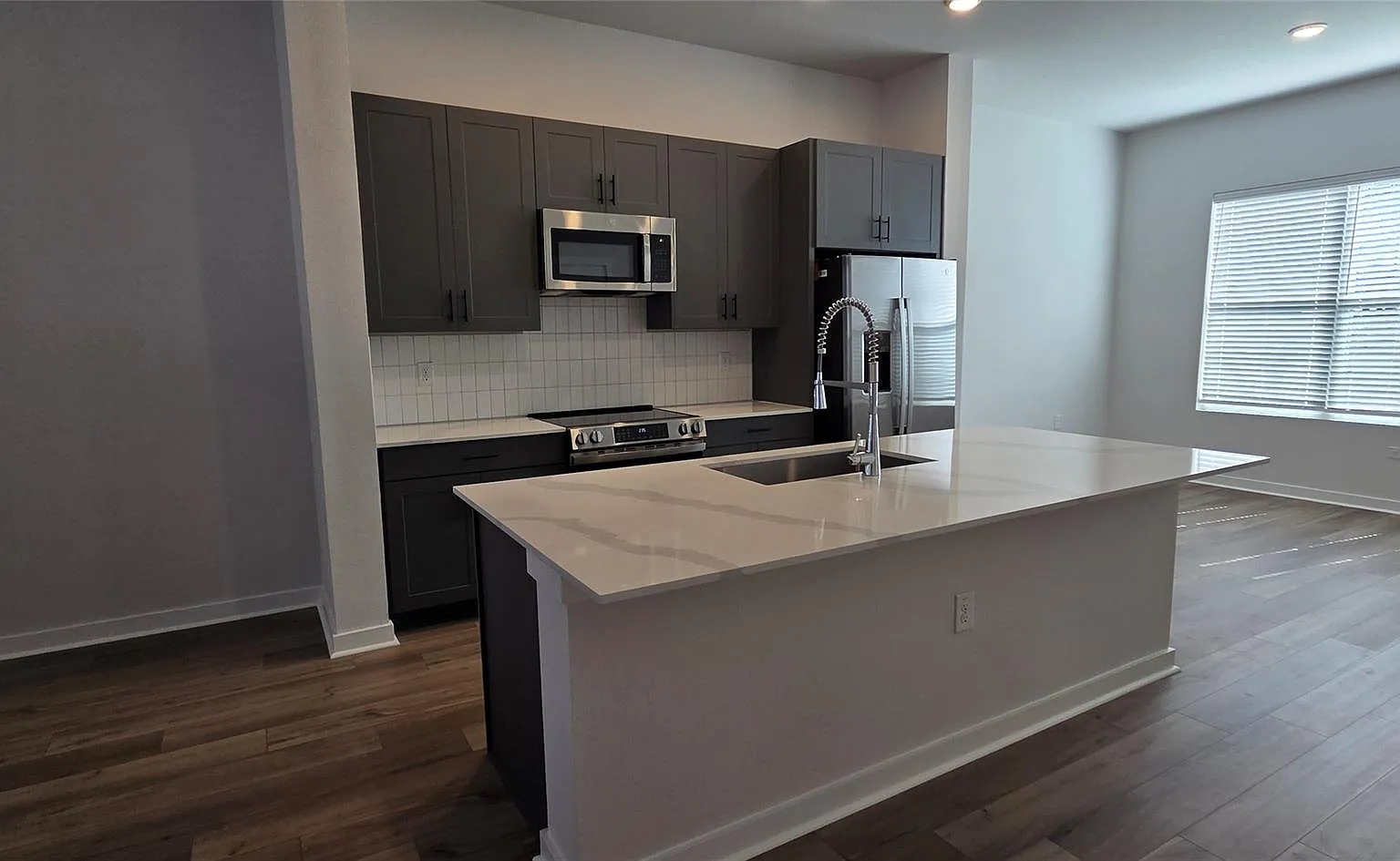 3 bed, 2.5 bath, 1692 sqft, $2,996 — Photo 3