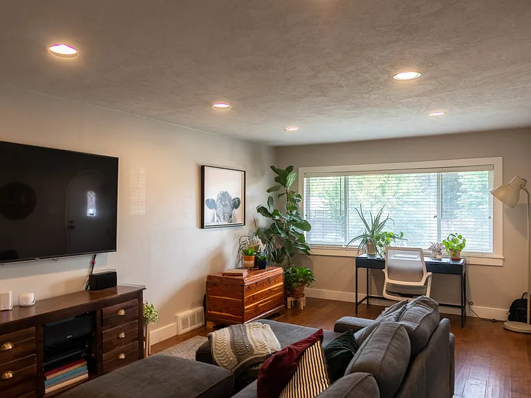 749 E Stratford Ave — Photo 8