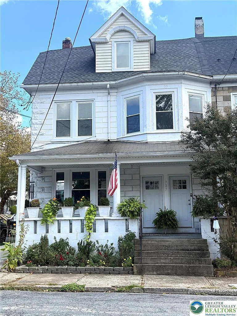 3 bed, 1.0 bath, 1200 sqft, $1,750 — Photo 1
