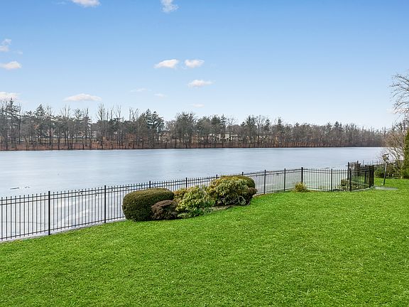 3rd image of 50 Lakeshore Dr
