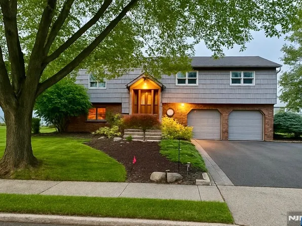 104 Trinity Ct, Paramus, NJ 07652