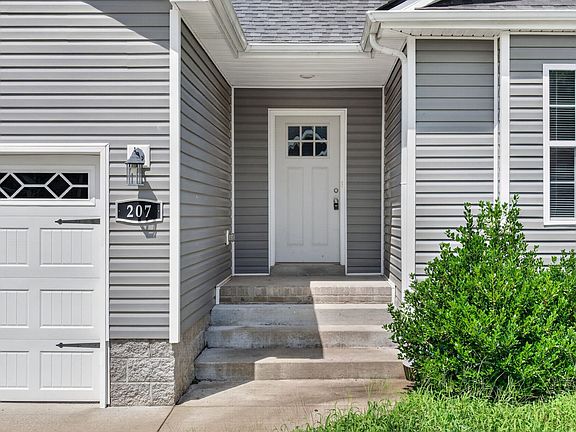 4th image of 207 Geneva Ln