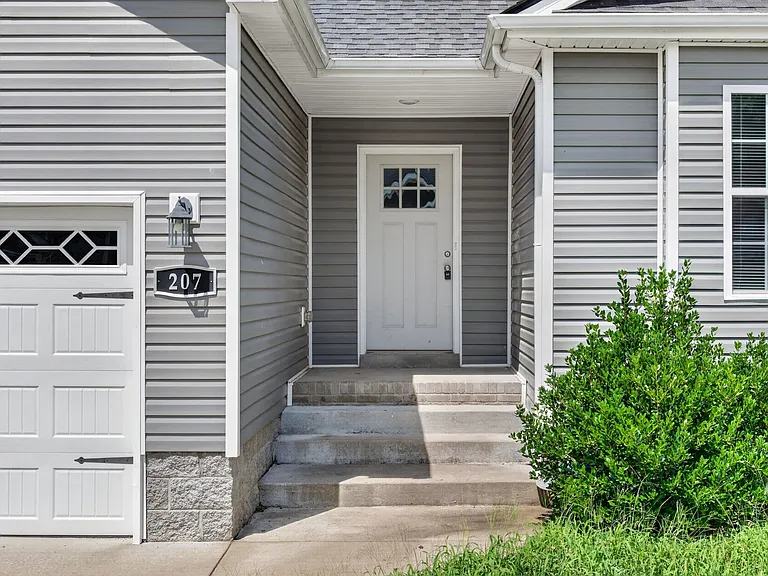 207 Geneva Ln — Photo 4